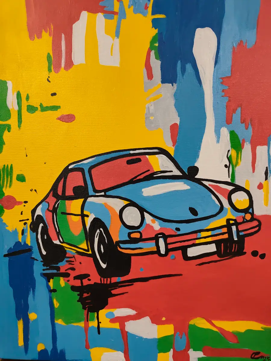 Una pintura vibrante presenta un coche vintage estilizado, posiblemente un Porsche, centrado sobre un fondo abstracto de bloques de color y goteos audaces. El vehículo está adornado con múltiples tonalidades brillantes y delineado con gruesas líneas negras, creando una composición lúdica y enérgica. La obra fusiona la estética del arte pop y graffiti con un tema automovilístico clásico.