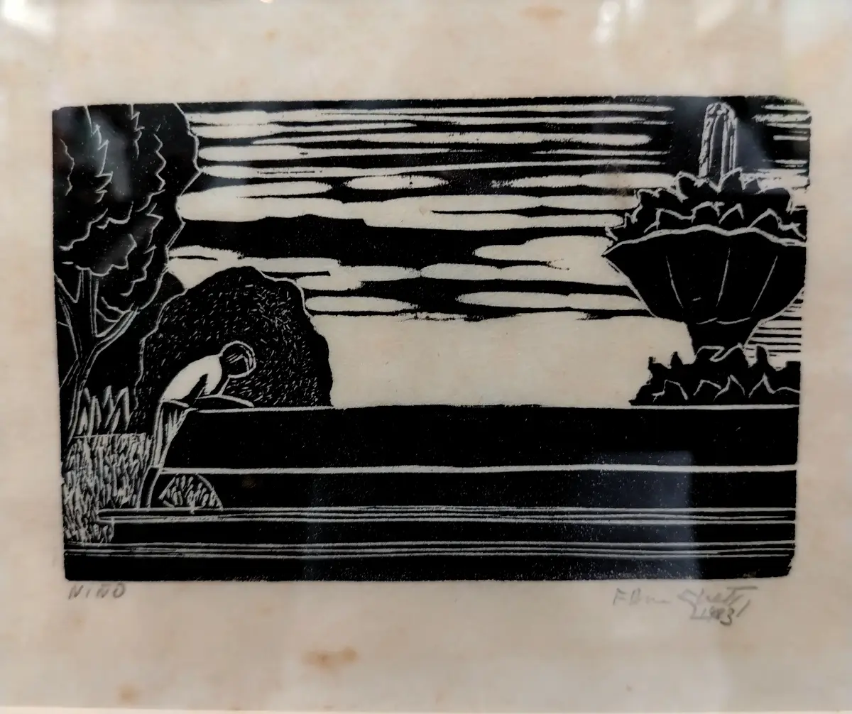 Esta es una impresión en blanco y negro de alto contraste que representa una escena contemplativa. Una figura solitaria, posiblemente una mujer, se apoya sobre un muro bajo o un banco a la izquierda, mientras una gran fuente estilizada se alza a la derecha. El fondo presenta líneas horizontales que sugieren agua o un cielo nublado, y un árbol enmarca el lado izquierdo de la composición.