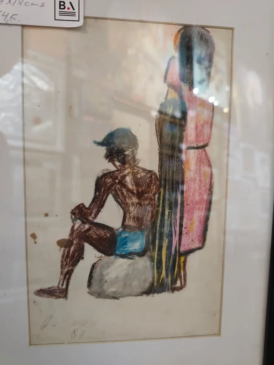 Esta obra presenta un grupo de tres figuras humanas con un estilo expresionista y gestual. En primer plano, un hombre de piel oscura con un gorro azul y pantalones cortos azules se sienta de espaldas al espectador, mientras que dos figuras femeninas apenas esbozadas se mantienen de pie detrás de él, una en tonos rosados y otra más oscura. La composición evoca una sensación de quietud y reflexión, con líneas y colores crudos que resaltan la emotividad.