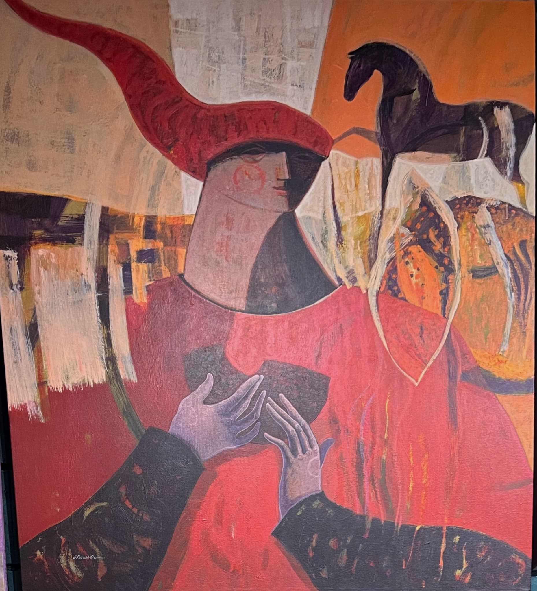Esta pintura presenta una figura estilizada y alargada que lleva un prominente sombrero o cuerno rojo y una túnica del mismo color, con las manos suavemente entrelazadas en primer plano. En la parte superior derecha, un caballo oscuro y abstracto se alza sobre un fondo naranja intenso. La composición combina elementos figurativos con pinceladas expresivas y texturizadas, utilizando una paleta cálida y terrosa que crea una atmósfera misteriosa y solemne.