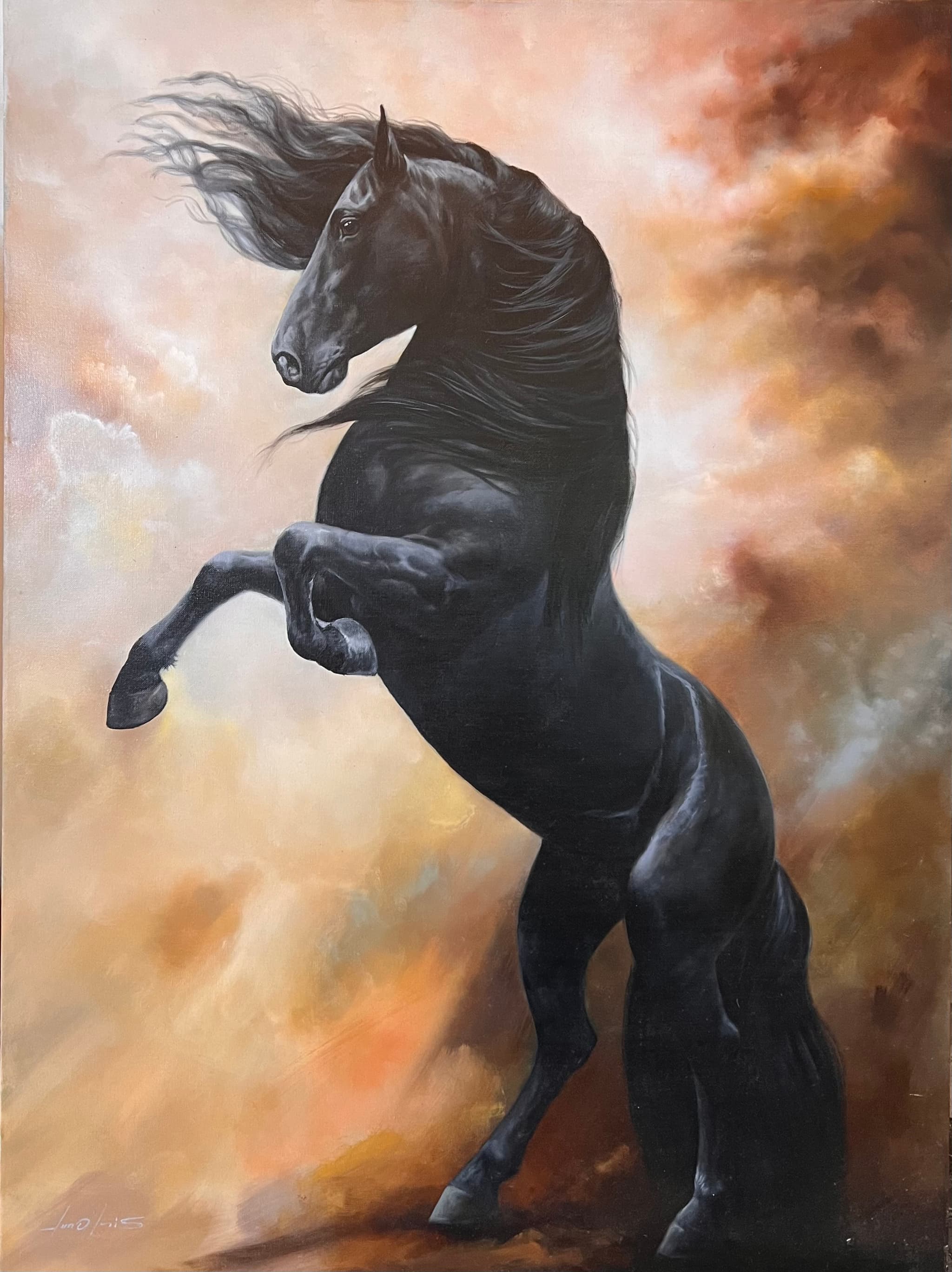 Una potente pintura al óleo muestra un majestuoso caballo negro encabritado sobre sus patas traseras, con su crin y cola fluyendo dramáticamente como si fueran impulsadas por el viento. El caballo se recorta contra un vibrante fondo arremolinado de tonos cálidos y terrosos, que sugiere un cielo dinámico o una tormenta de polvo. Su forma musculosa y mirada intensa transmiten fuerza y belleza salvaje.