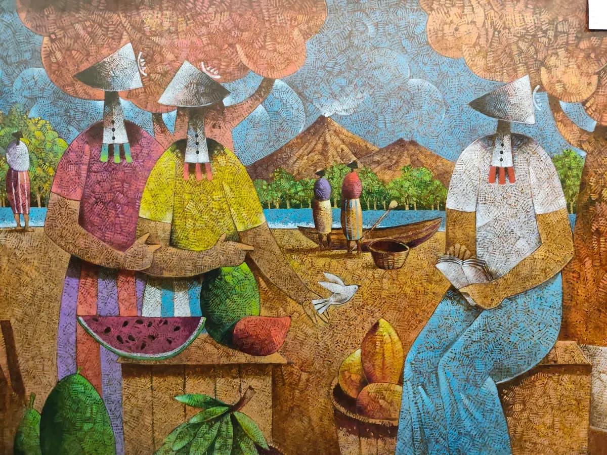 Esta vibrante obra de arte representa varias figuras estilizadas inmersas en actividades de la vida rural dentro de un exuberante paisaje tropical. En primer plano, figuras con distintivos sombreros cónicos interactúan alrededor de una mesa cargada con sandías y otras frutas, mientras que otras se ven cerca de un cuerpo de agua con un bote y montañas distantes. Toda la pieza presenta una cualidad textural única, creada por innumerables pequeñas líneas que le dan una apariencia tejida o tallada.