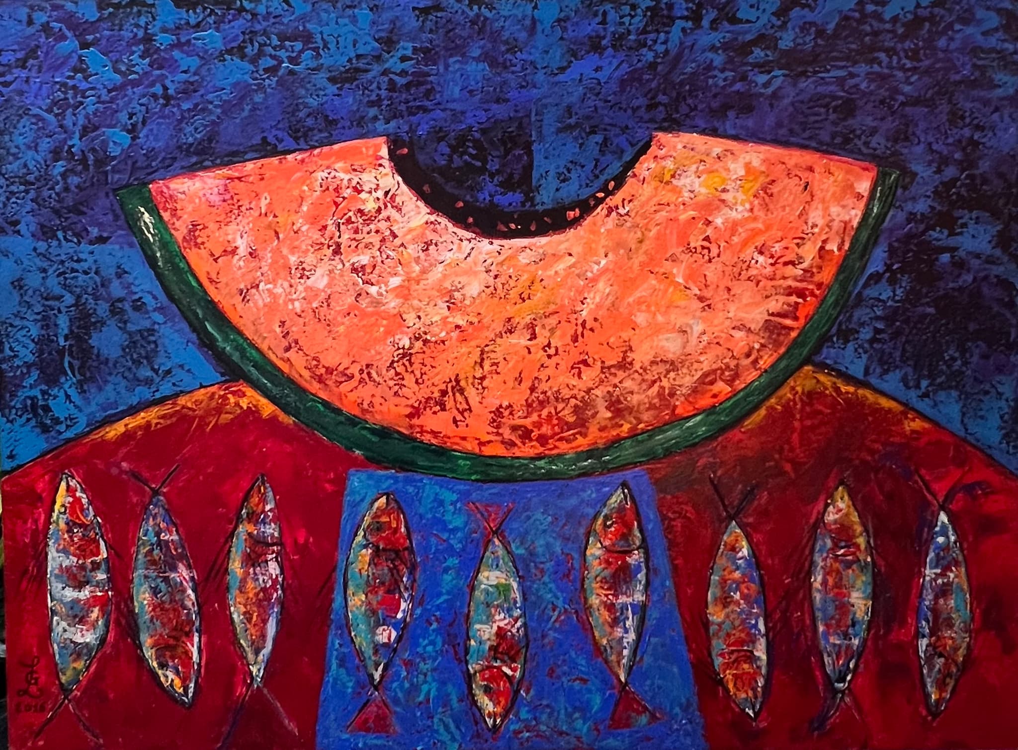 Esta vibrante obra de arte presenta una gran y estilizada rebanada de sandía con un mordisco, dominando la mitad superior sobre un rico fondo azul. Abajo, una colección de peces alargados y coloridos se disponen horizontalmente sobre una superficie de color rojo intenso, con un rectángulo azul central enmarcando a dos de ellos. Toda la pieza está realizada con pinceladas gruesas y texturizadas, creando una composición dinámica y vivaz.