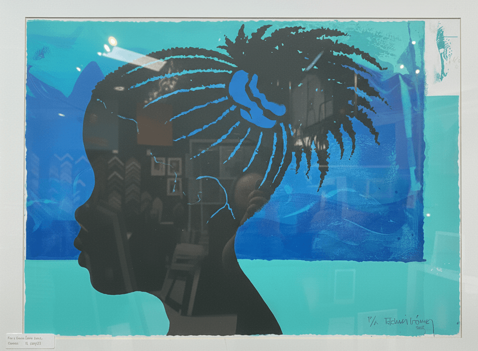 Niña fondo verde y azul por Adrián Gómez