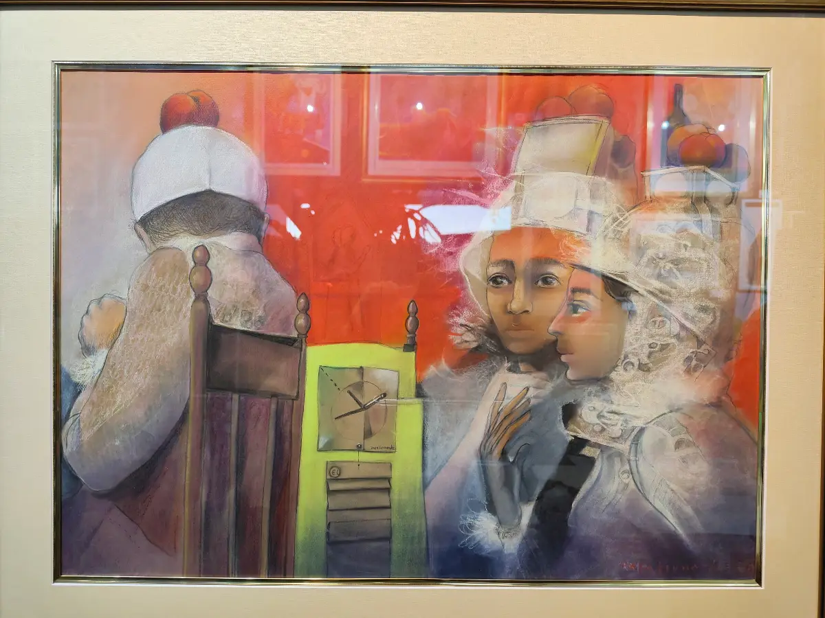 Esta obra de arte representa tres figuras, probablemente dos mujeres y una persona vista de espaldas, ubicadas en lo que parece ser un espacio interior con una vibrante pared roja. Las figuras están representadas con formas suaves y difuminadas, y dos llevan prominentemente fruta equilibrada sobre sus cabezas, añadiendo un toque surrealista a la escena contemplativa. Un misterioso objeto similar a un reloj descansa sobre una mesa verde, contribuyendo aún más a la atmósfera enigmática.