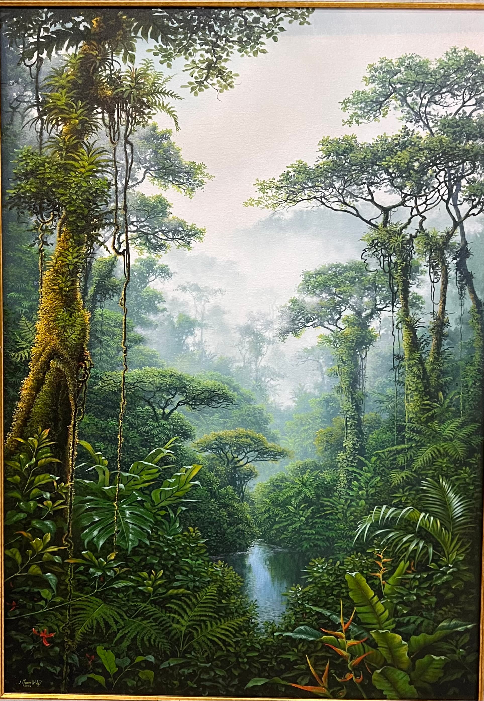 Esta detallada pintura representa una selva tropical densa y exuberante, caracterizada por una rica variedad de follaje verde y árboles altos cubiertos de musgo y lianas. Un estrecho arroyo serpentea por el centro, guiando la vista hacia un fondo brumoso donde los árboles se desvanecen en una suave neblina atmosférica. La obra de arte enfatiza la exuberancia y profundidad de la vegetación tropical, con detalles intrincados en las hojas y la vida vegetal.