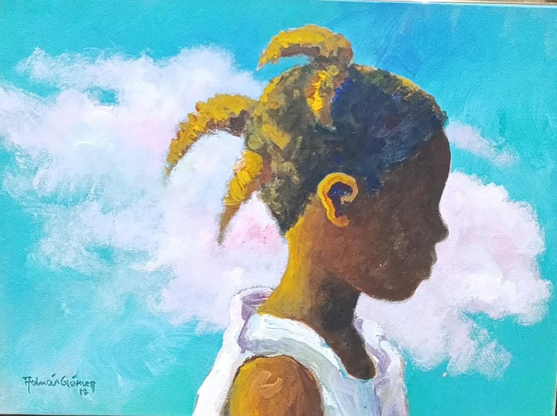 Niña de perfil fondo verde por Adrián Gómez