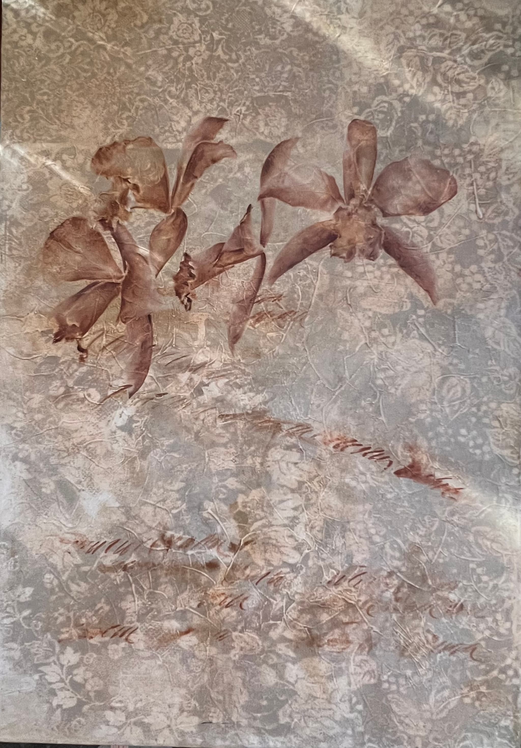 Esta obra de arte presenta dos delicadas flores marrones, parecidas a orquídeas marchitas, situadas en la mitad superior de una composición vertical. El fondo está ricamente texturizado con sutiles patrones florales de damasco y escritura tenue, creando una estética etérea y vintage. La pieza emplea una paleta monocromática de marrones apagados, grises y beiges cálidos, enfatizando una sensación de elegancia desvanecida.