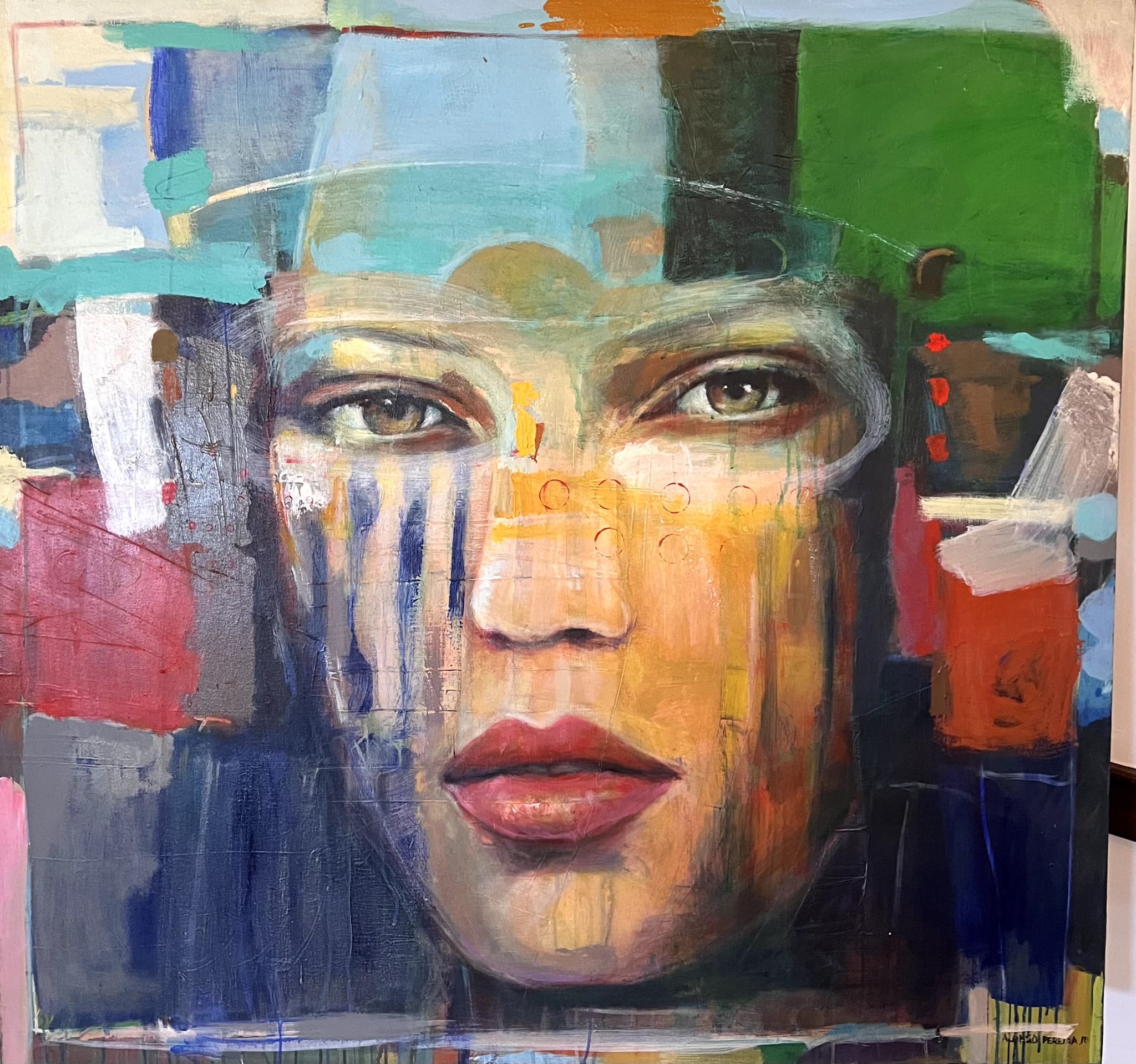 Esta vibrante obra de arte presenta un impactante retrato semi-abstracto del rostro de una mujer, mirando directamente al frente con ojos expresivos y labios rojos carnosos. Sus rasgos están representados con detalles naturalistas y pinceladas audaces y coloridas que se fusionan en un fondo tipo mosaico de formas geométricas y goteos. La composición combina elementos figurativos con fuertes características abstractas, creando una presencia poderosa y enigmática.