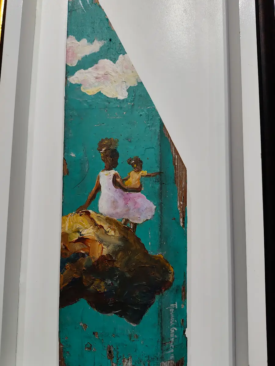 Esta obra representa a dos niñas afroamericanas, una mayor y otra más pequeña, de pie sobre una masa terrosa y texturizada contra un vibrante cielo aguamarina con suaves nubes. Las figuras están representadas con un estilo pictórico, mientras que la superficie de madera envejecida añade una cualidad rústica y onírica a la escena. La técnica de empaste es notable en las nubes y en la base donde se apoyan las figuras.