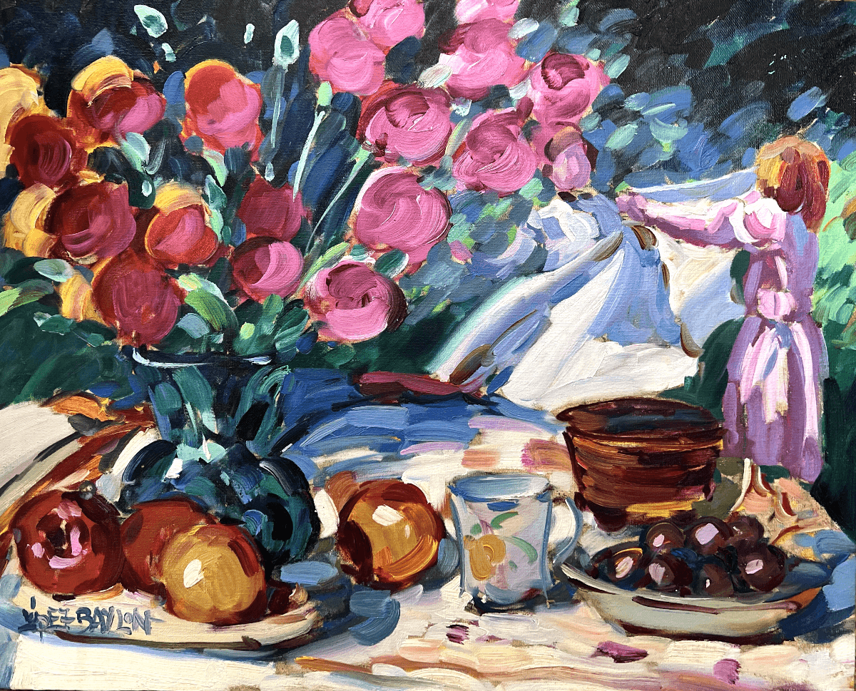 Esta pintura vibrante presenta un rico bodegón ambientado al aire libre sobre una mesa, con un gran ramo de rosas rosas y rojas en un jarrón, acompañado de varias frutas, una taza y un cuenco de bayas oscuras. En el fondo, una figura vestida de rosa se ve colgando ropa entre una exuberante vegetación, añadiendo un elemento narrativo a la animada escena. La obra utiliza pinceladas audaces y colores fuertes y luminosos, característicos de un estilo postimpresionista.