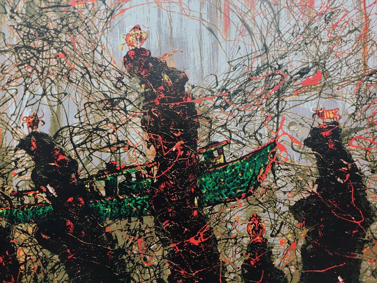 Esta obra de arte presenta una composición vibrante y caótica dominada por formas oscuras y texturizadas que recuerdan a un barco, destacando un verde brillante. La escena está cubierta por intrincadas líneas negras y rojas entrelazadas, generando una sensación de energía dinámica sobre un fondo más claro, texturizado en gris y tonos tierra. Pequeñas figuras estilizadas o tótems se posan sobre pilares oscuros, añadiendo enigmáticos puntos focales a este denso paisaje abstracto.