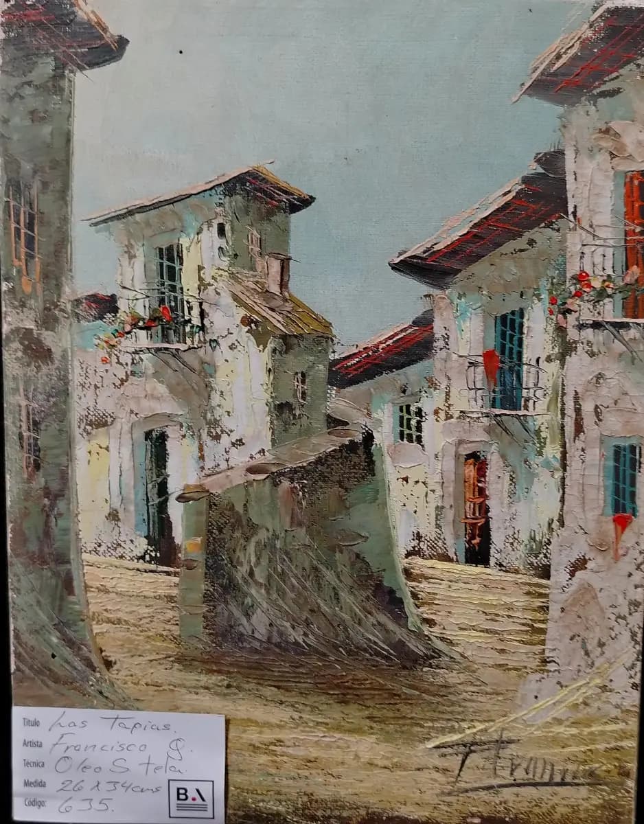 Esta pintura al óleo texturizada representa una calle estrecha y serpenteante flanqueada por edificios antiguos encalados con balcones y ventanas. La técnica de impasto grueso crea una fuerte calidad táctil, enfatizando las superficies desgastadas y los detalles estructurales. Acentos vibrantes de puertas y flores rojas y turquesas añaden toques de color a la paleta mayormente apagada y terrosa, sugiriendo una escena de pueblo antiguo bajo un cielo pálido.