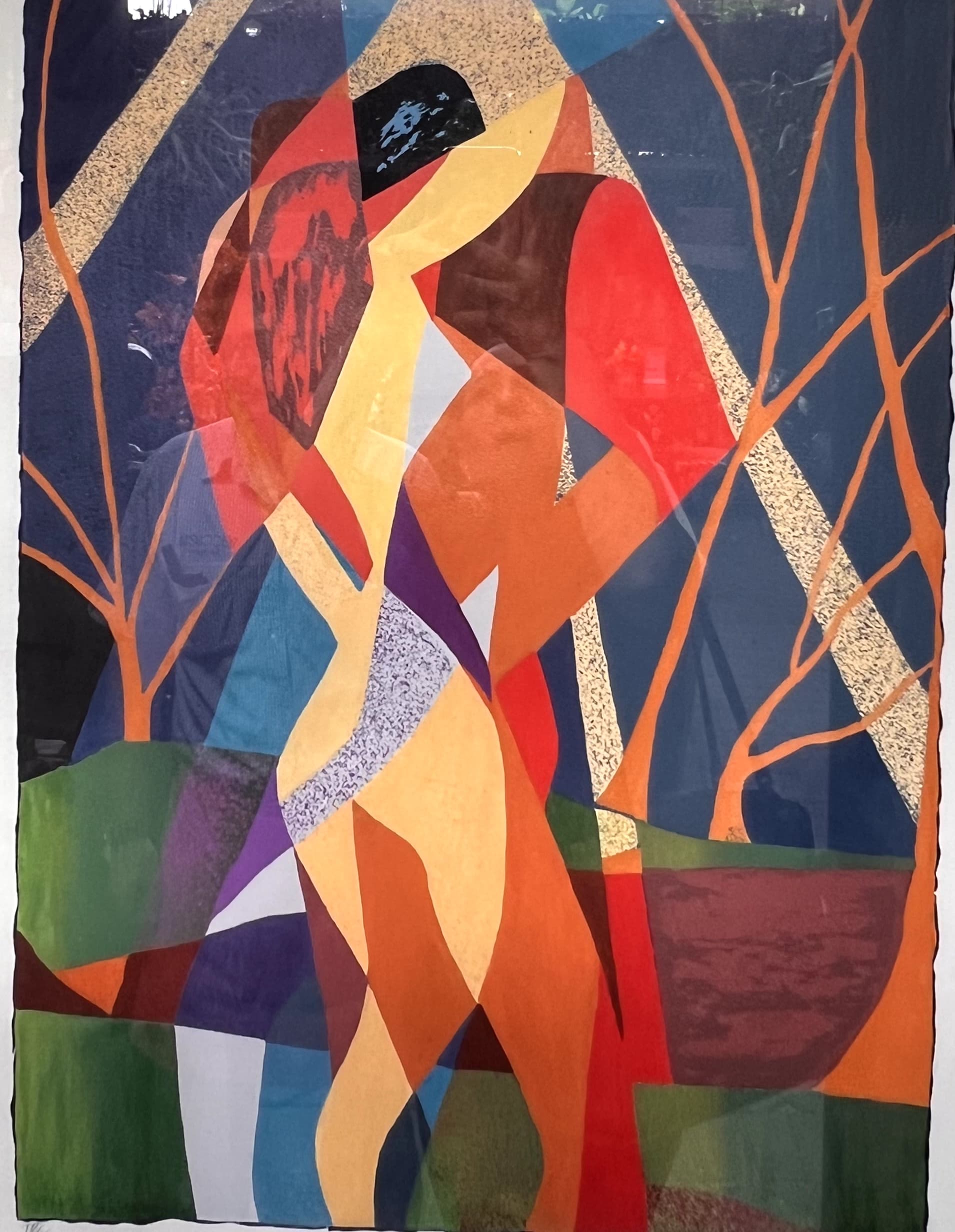 Esta vibrante obra de arte presenta una figura femenina estilizada y alargada en su centro, compuesta por formas geométricas y orgánicas superpuestas en una rica paleta de colores. La figura, posiblemente bailando o extendiéndose, se sitúa sobre un fondo azul oscuro con formas abstractas que evocan árboles y detalles dorados texturizados. La composición transmite una sensación de movimiento dinámico y la forma humana abstracta dentro de un paisaje colorido y estilizado.