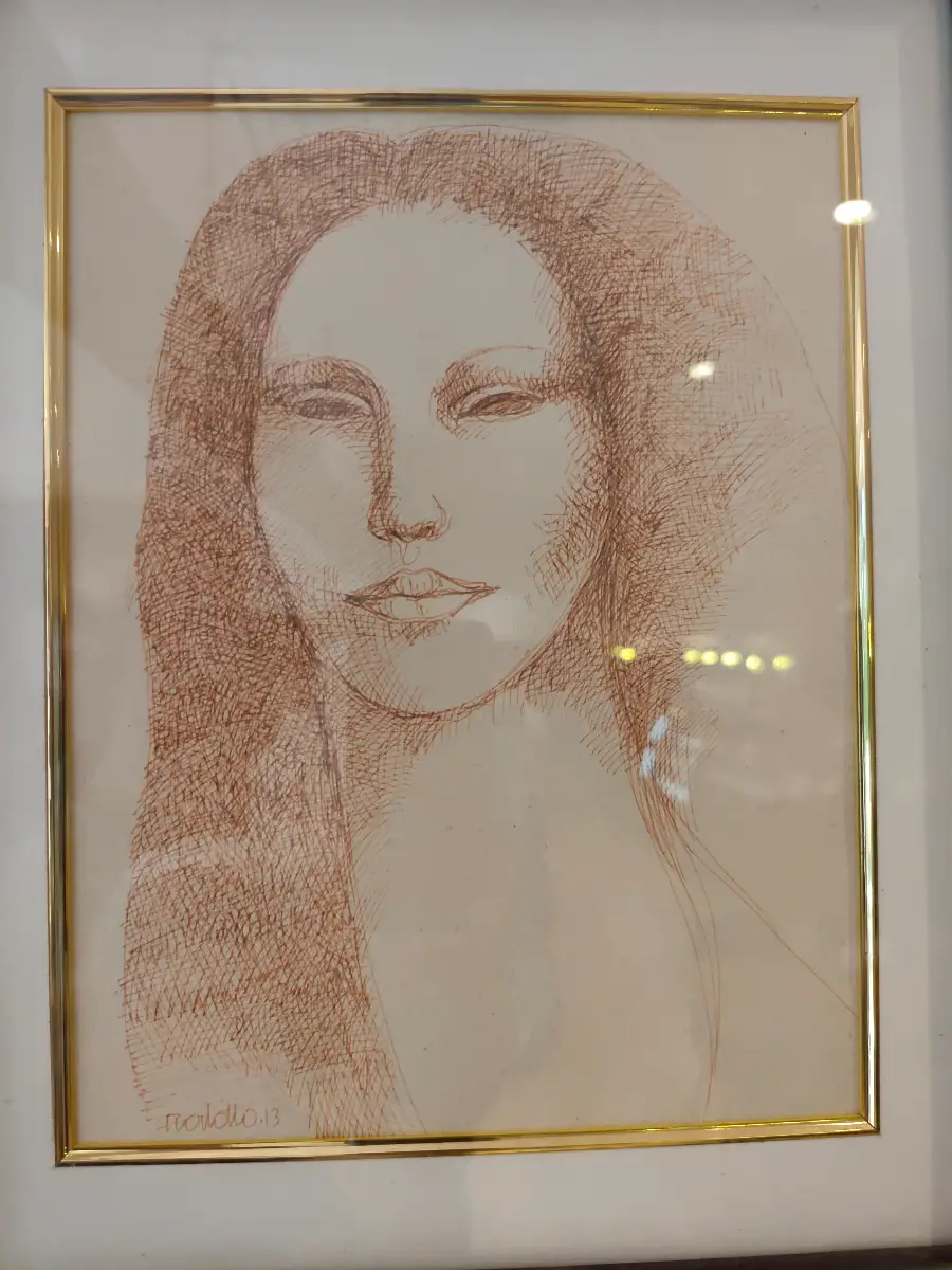 Esta obra de arte es un dibujo a plumilla que representa un busto femenino. La mujer tiene el rostro con rasgos simplificados, ojos cerrados y una sonrisa sutil, evocando una reinterpretación de la Mona Lisa. Su largo cabello está intrincadamente sombreado con finas líneas cruzadas, creando textura sobre el fondo claro y minimalista.