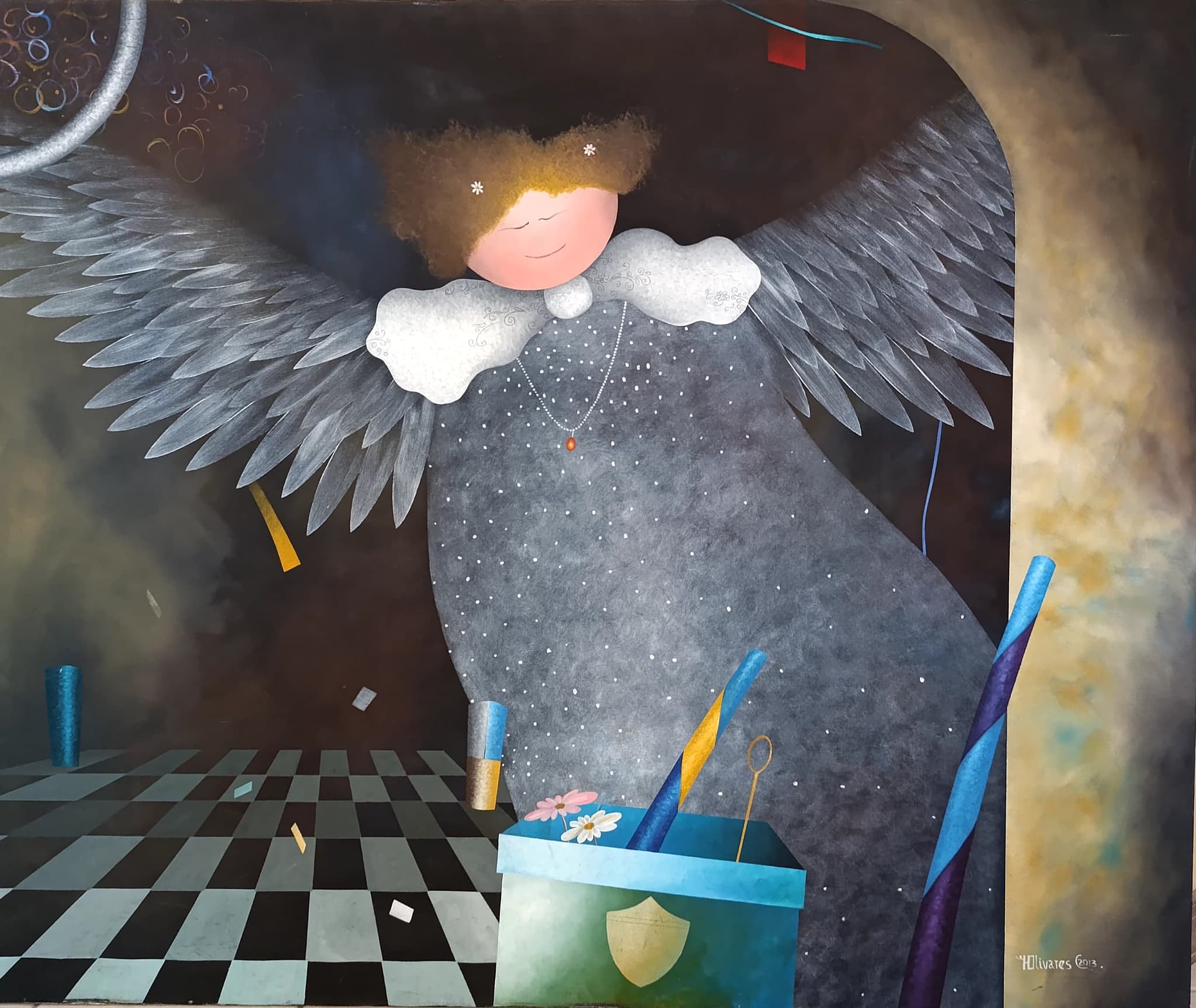 Esta pintura caprichosa representa una gran figura serena, similar a un ángel, con alas oscuras y un cuerpo gris salpicado, su rostro redondo y rosado adornado con ojos cerrados y cabello rizado. Debajo, un suelo ajedrezado crea profundidad, mientras que elementos abstractos como una caja azul-verde con flores y herramientas, junto con formas flotantes, pueblan el fondo misterioso. La composición general sugiere un mundo onírico e imaginativo con un toque de realismo mágico.