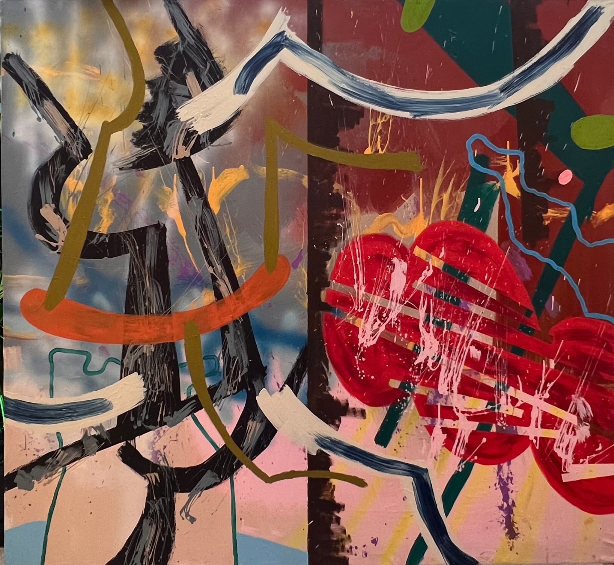 Esta vibrante pintura abstracta presenta una composición dinámica, que parece dividida en dos mitades distintas pero interconectadas. Pinceladas gestuales audaces y goteos en varios colores, incluidos rojos, negros, blancos y azules, se entrecruzan en el lienzo, creando una sensación de energía y profundidad en capas. Destacan formas rojas, parecidas a corazones, en el lado derecho, contrastando con las formas oscuras y más caóticas del lado izquierdo.