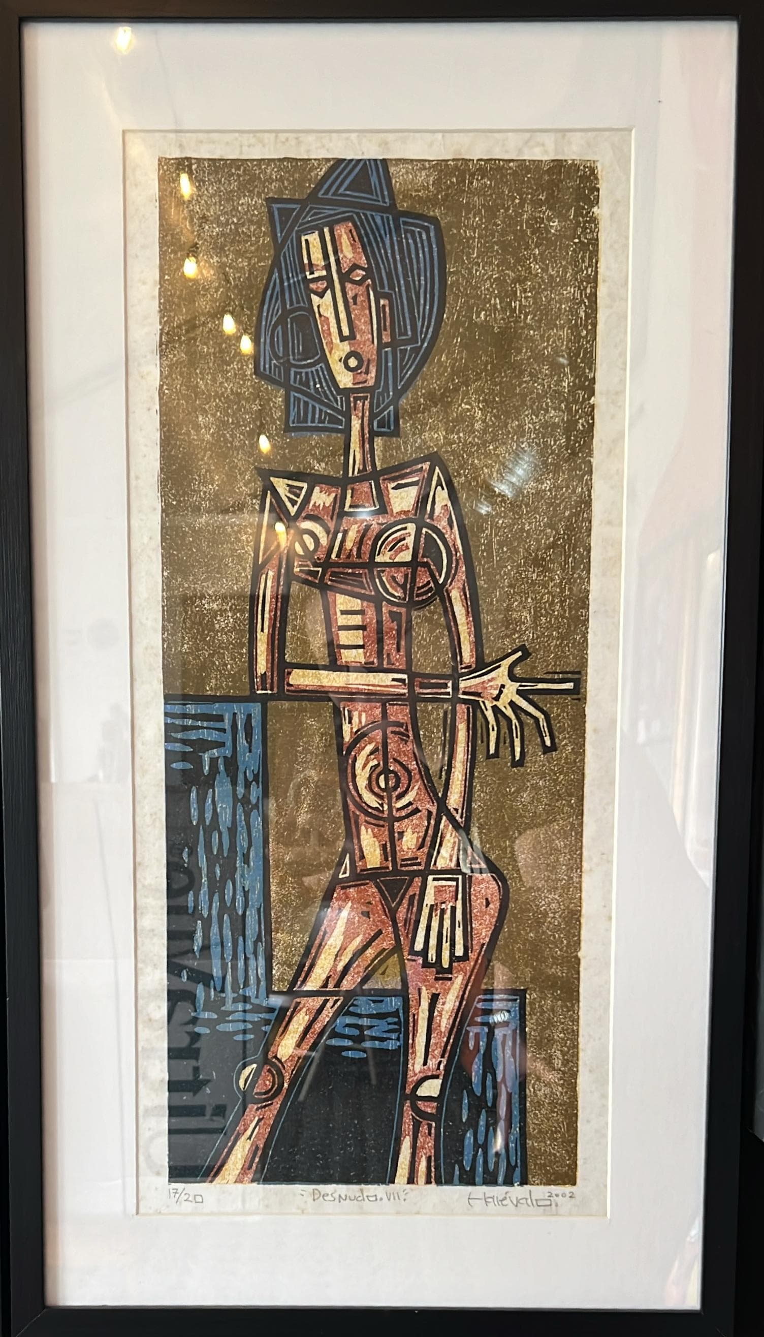 Esta obra de arte representa una figura femenina muy estilizada y alargada, definida por fuertes líneas geométricas y formas simplificadas. La figura, posiblemente un desnudo, se alza centralmente sobre un fondo texturizado de tono dorado-marrón, con detalles en marrón rojizo, crema y acentos azules. La impresión general evoca una abstracción moderna con claras influencias cubistas o expresionistas.