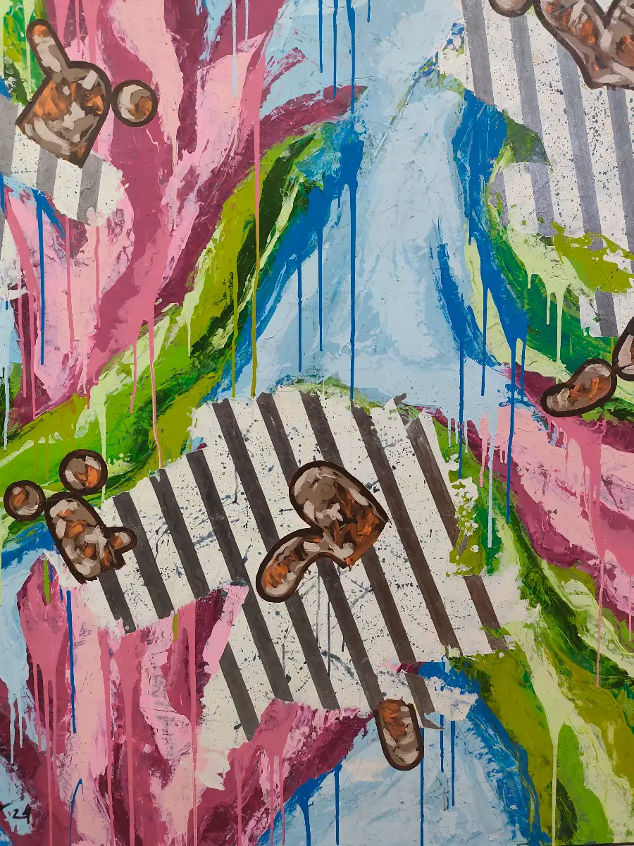 Esta es una obra de arte abstracta y vibrante, caracterizada por capas de pinceladas amplias y texturizadas en tonos de rosa, verde y azul. Gotas de pintura dinámica caen verticalmente a través de la composición, la cual también incluye secciones de rayas diagonales en blanco y negro. Formas orgánicas de color marrón y naranja, delineadas, flotan sobre estos elementos, añadiendo una dimensión de collage o superposición.