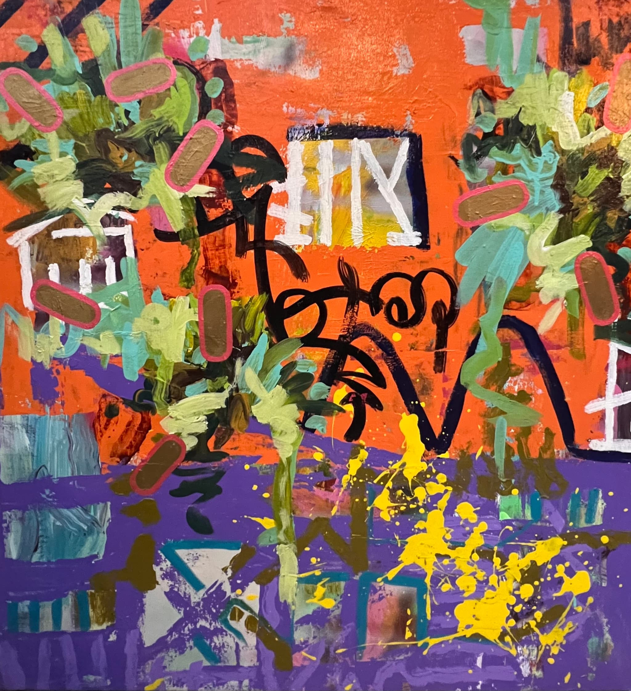 Esta es una obra de arte abstracta de técnica mixta, caracterizada por pinceladas enérgicas y una composición rica y en capas. El lienzo está dividido aproximadamente en una mitad superior naranja y una inferior morada, ambas repletas de una interacción dinámica de formas abstractas, incluyendo siluetas orgánicas, elementos lineales y salpicaduras de pintura. Destacan formas en verde lima brillante y turquesa, líneas gestuales negras y óvalos distintivos de color marrón dorado delineados en rosa, todo lo cual contribuye a una sensación de caos animado.