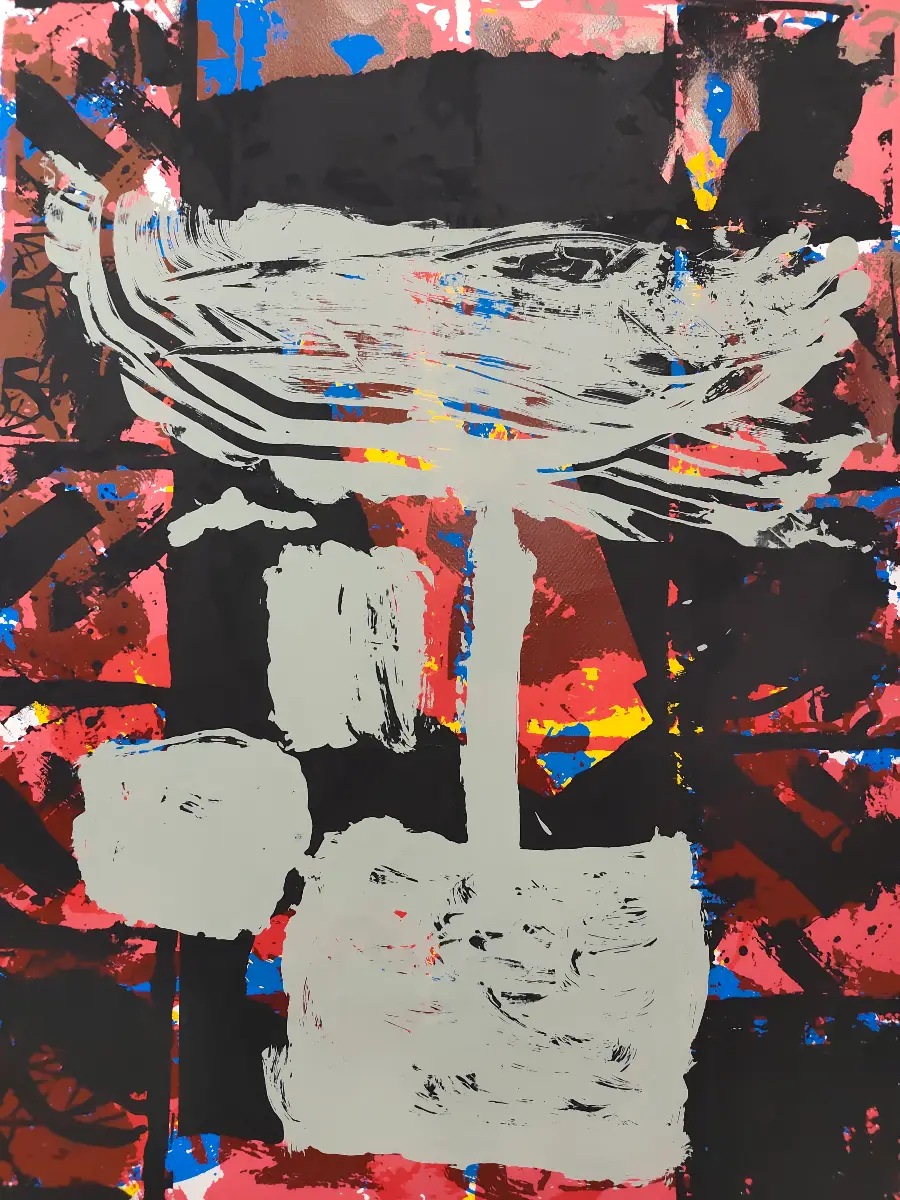 Esta obra abstracta presenta una composición dinámica con un fondo vibrante de salpicaduras y capas de colores como el rojo, negro, azul y amarillo. En primer plano, grandes formas gestuales en gris claro sugieren una figura central estilizada, posiblemente una planta en una maceta o una cabeza y torso, contrastando con el caos del fondo. Las pinceladas audaces y la superposición de colores crean una sensación de energía y movimiento.