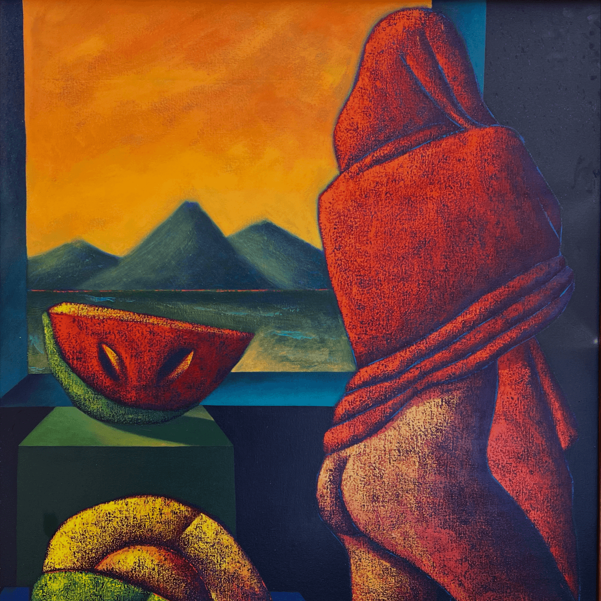 Esta obra presenta una figura estilizada, parcialmente desnuda y envuelta en una vibrante tela roja, vista de espaldas en el lado derecho del lienzo. A la izquierda, una gran y prominente rodaja de sandía descansa sobre un bloque geométrico verde, con otra forma de fruta colorida y abstracta debajo, todo ello enmarcado por un dramático telón de fondo de montañas oscuras bajo un cielo anaranjado y amarillo intenso. La pintura combina elementos de naturaleza muerta, figura y paisaje con colores audaces y una pincelada texturizada.